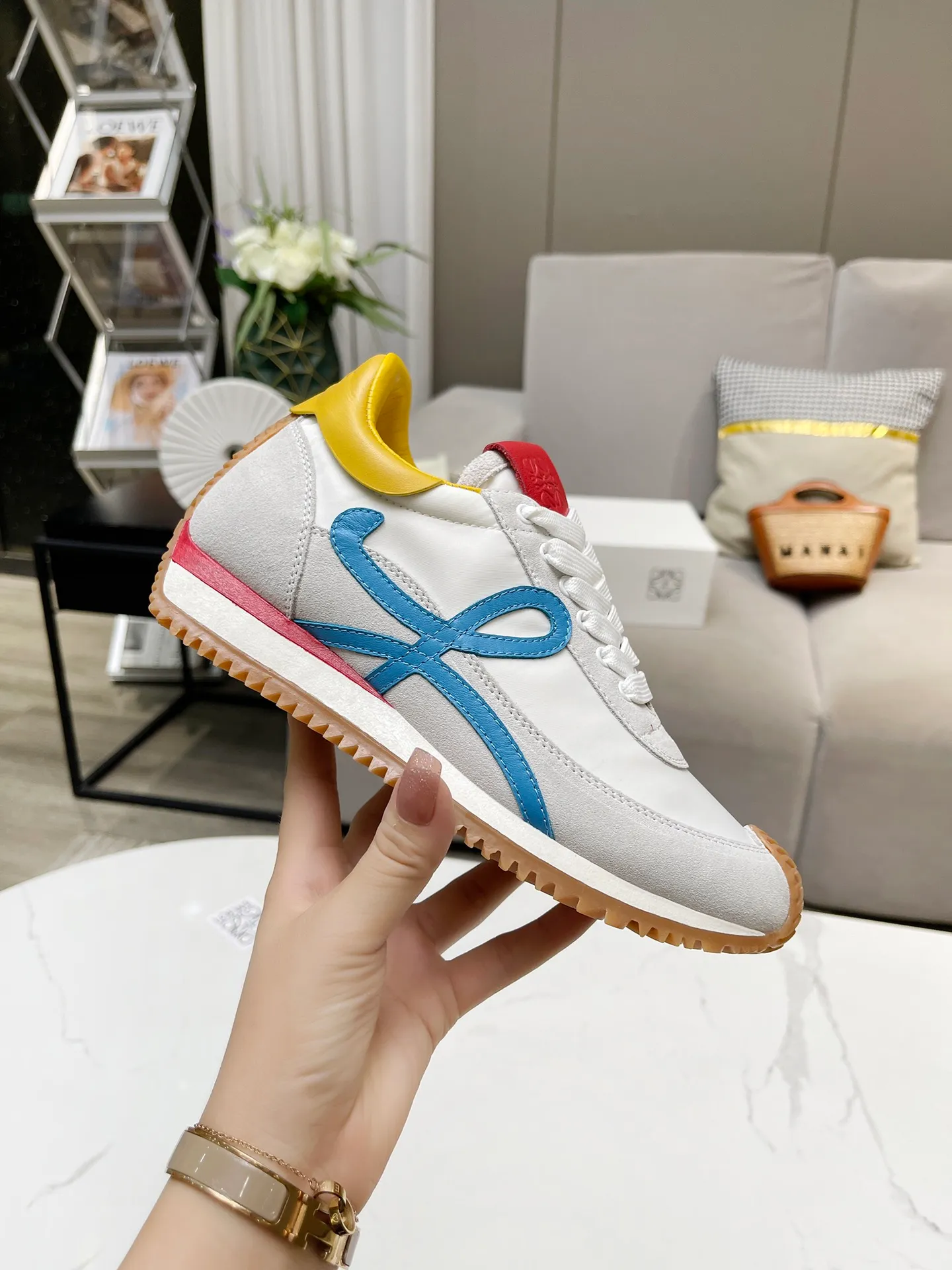 👟👟Ex-factory price 520👟👟 Men's code +10 Women's model: 35--39 (customized code 40 for women), Men's model: 40--44 (customized code 45 for men), 🔥🔥Hot LOEWE 2024 latest inner color block moral training shoes Forrest Gump shoes super good-looking super versatile color block stitching upper Very high-end hidden inner vagina 4cm! The heel has a novel design, is soft and comfortable, and has an exclusive brand logo on the side. It will be rated as the most comfortable sneaker of the year and is a must-have for your shoe cabinet!  The upper is made of special original cowhide + original cloth imported from Australia. The cowhide insole / original private model is exclusively customized with a 1:1 outsole!  Complete set in original packaging.